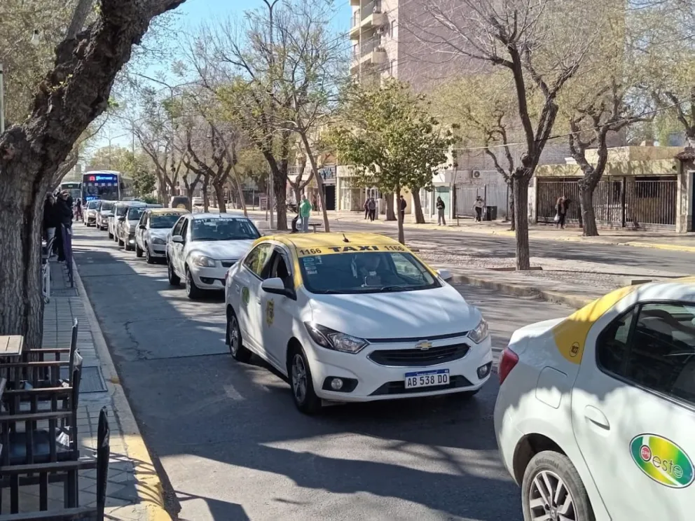 El proyecto ya está en Diputados, pero igual los taxistas y remiseros hicieron una manifestación para pedir por la nueva ley de Transporte. 