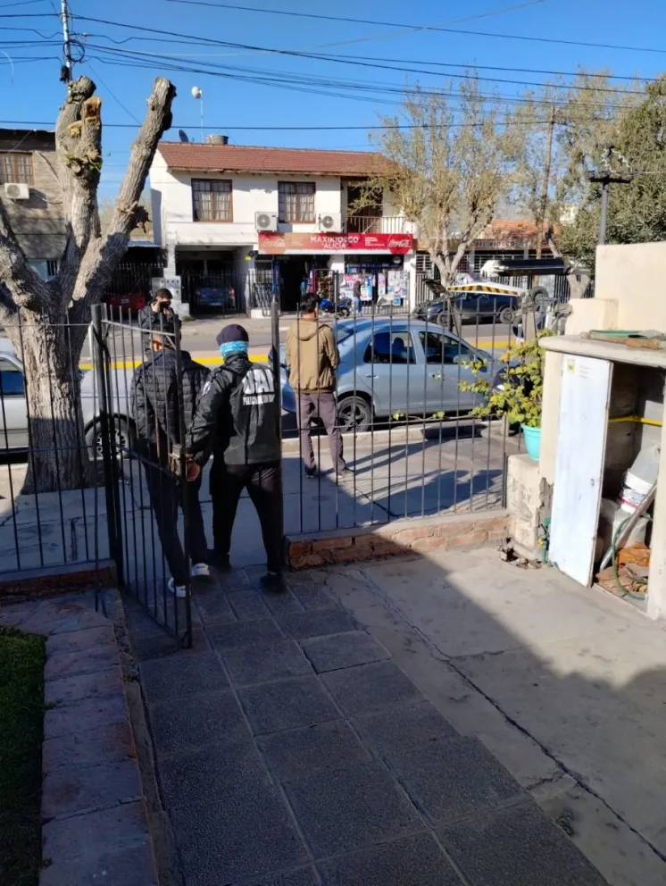 El momento donde se detienen a un hombre identificado con el apellido Rodríguez.