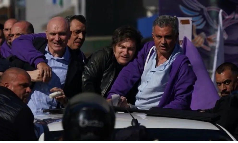 Complicado. Milei y Espert, durante el momento del ataque a piedrazos sobre la camioneta.