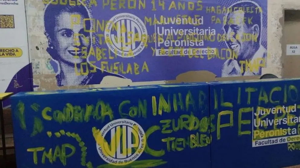 Una de las pintadas en la mesa de JUP.