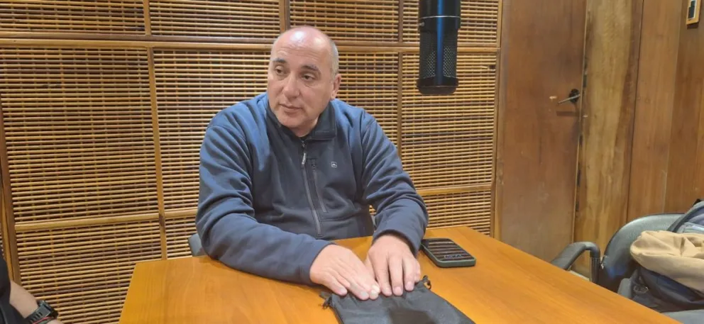 José Peluc en los estudios de Radio Light en una entrevista anteriormente. Foto archivo.