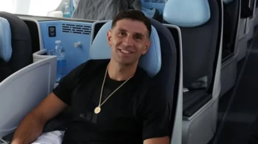 Dibu Martínez llegó al país para sumarse a la Selección y no habló tras su frustrado pase al Manchester United.