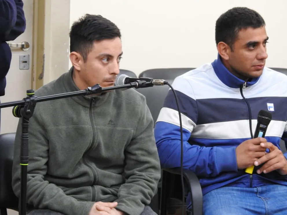 De izquierda a derecha: Enzo Pérez y Pablo Pérez, dos de los seis imputados por el grave ataque al empresario baleado en el barrio San Juan de los Olivos, ocurrido en mayo de este año. Foto 0264Noticias.