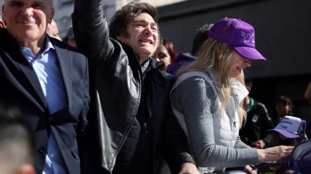 En medio del escándalo de los audios, Javier Milei cierra la campaña en Moreno. 