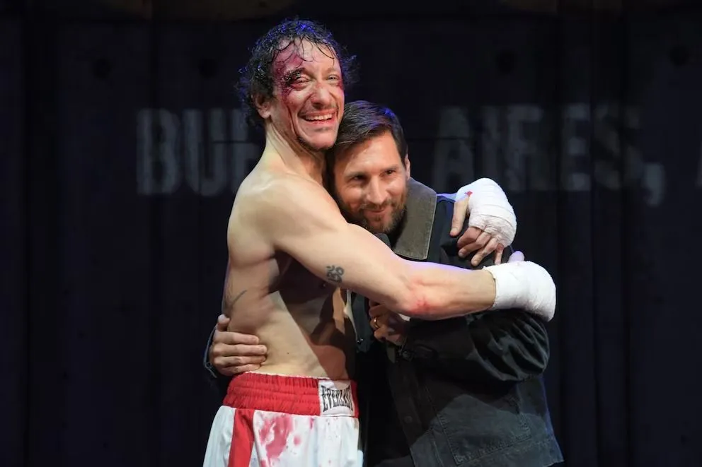 Lionel Messi enloqueció la calle Corrientes en su visita a Rocky, la obra de Nicolás Vázquez. 
