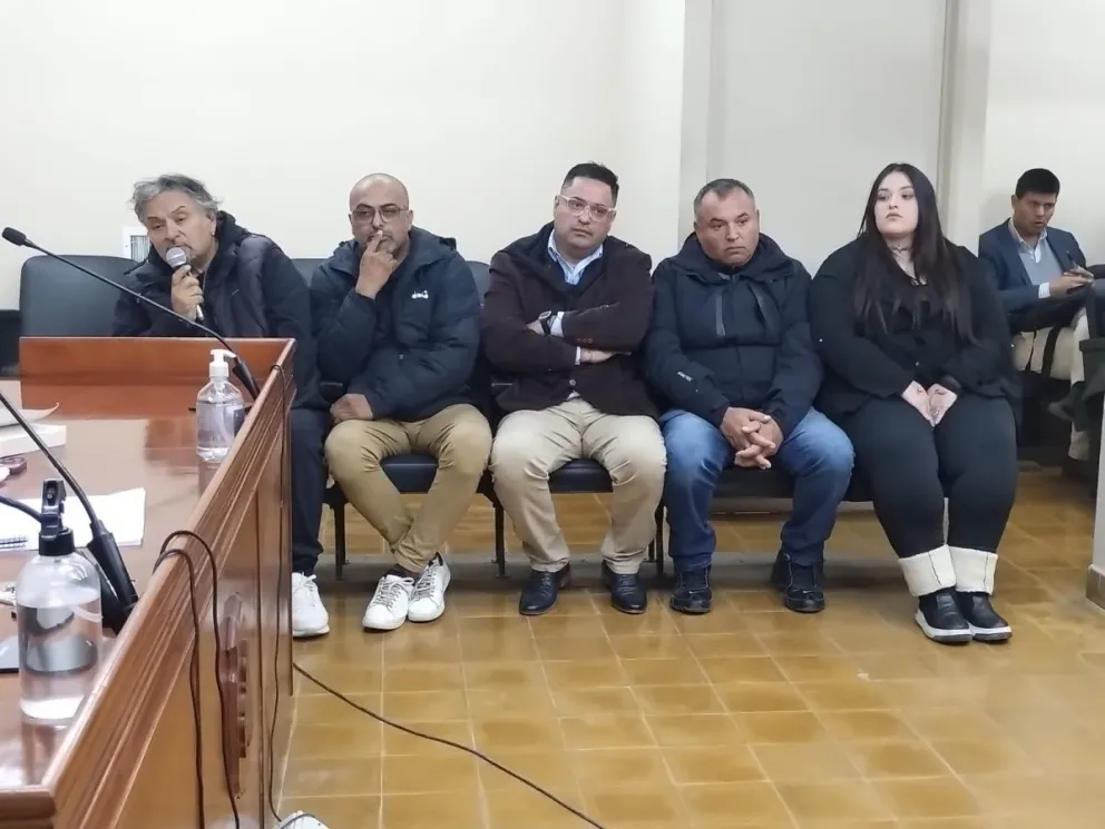 Los acusados de vender terrenos del Estado para la construcción de viviendas frente al juez. Foto 0264Noticias.