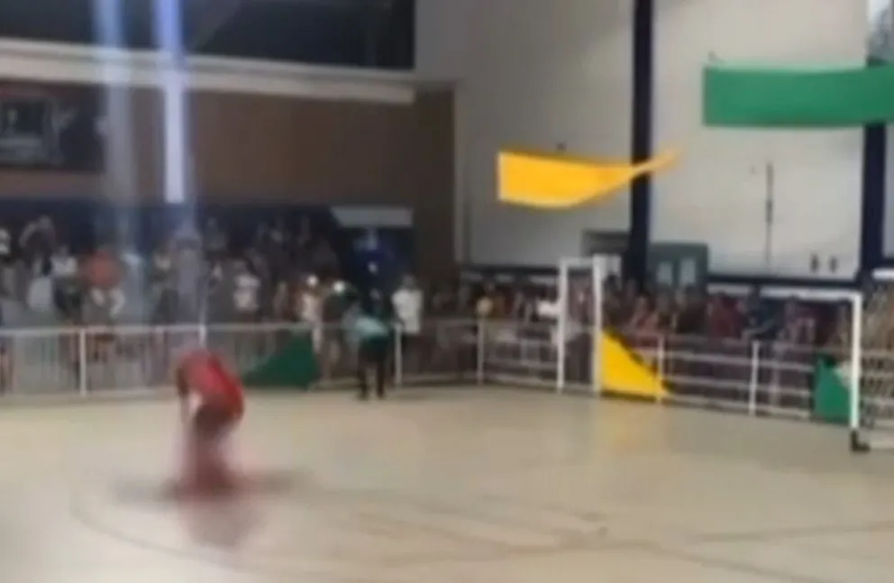Murió un arquero de 31 años después de atajar un penal en un torneo regional de futsal en Brasil. 