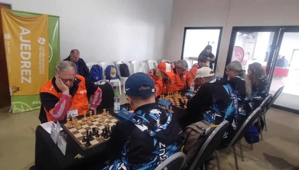 Parte de la delegación sanjuanina compitiendo en los Juegos Nacionales Evita Adultos Mayores este año en Salta.