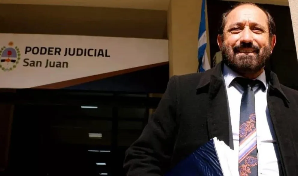 Julián Gil se recibió de abogado en 2019, mismo año que dejó la intendencia de Caucete. 