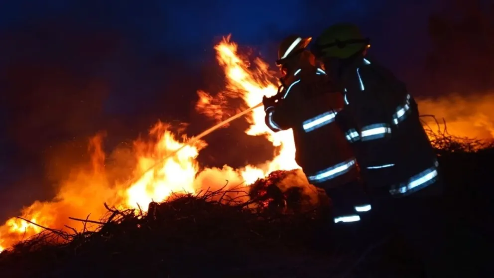 Incendio en Caucete: las llamas arrasaron con seis autos en un taller mecánico.