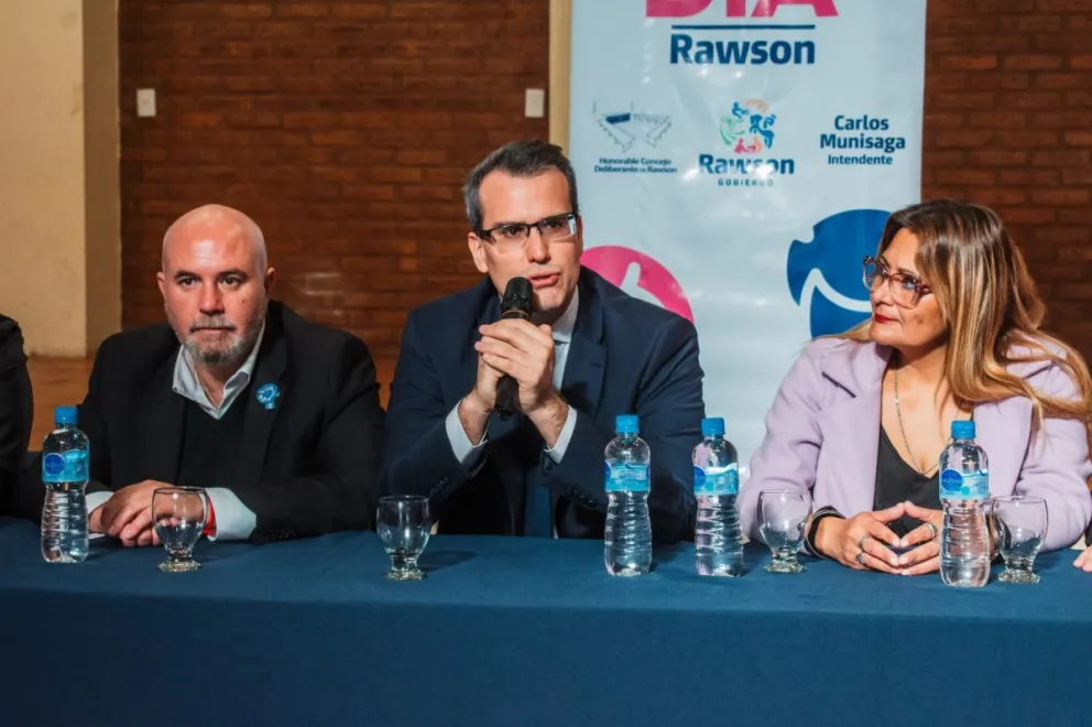 Ignacio Coronado (primero desde la izquierda), presidente del Consejo Deliberante, en un acto junto al jefe comunal, Carlos Munisaga.