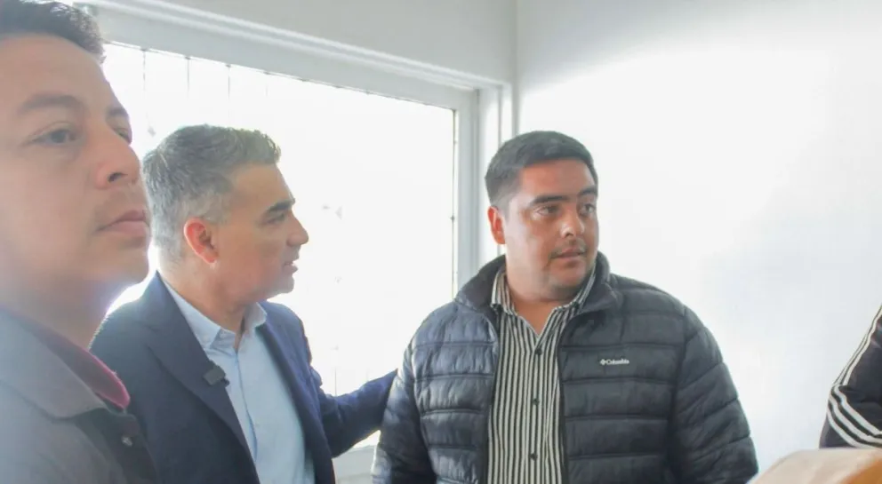 Tenso. Gramajo, en el momento que afirmó le impidieron participar de un evento en la Unión Vecinal del Barrio Santo Domingo.