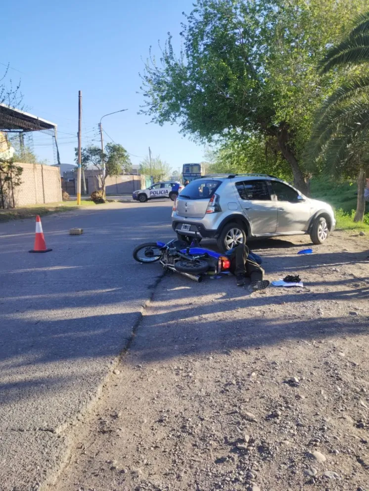Un motociclista fue hospitalizado tras ser impactado por un auto.