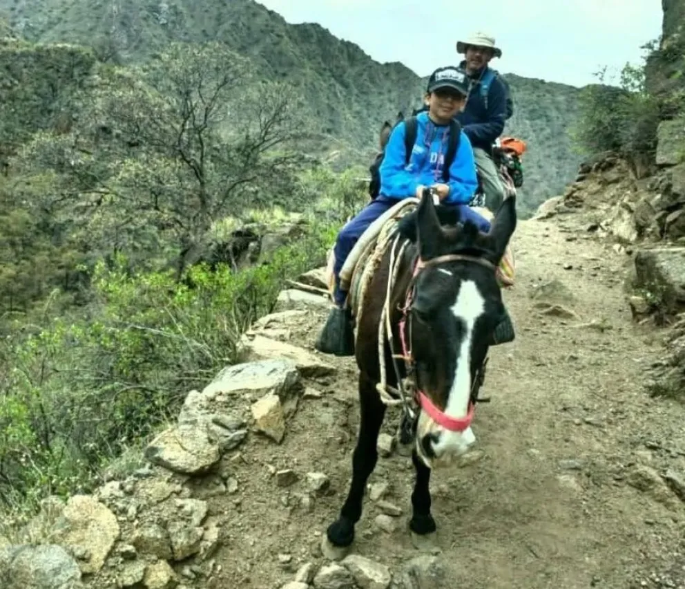 Javier junto a su hijo, quien lo acompañó varias veces durante sus largos viajes hacia el aula  
