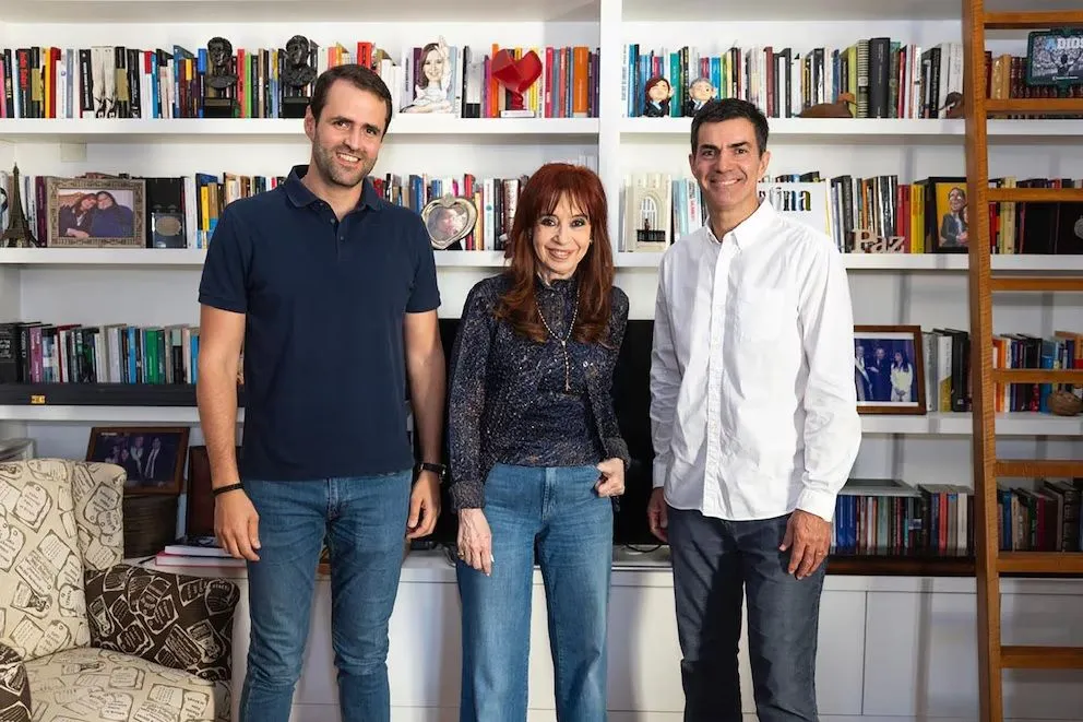 Cristina Kirchner sonríe junto a Juan Manuel Urtubey y Emiliano Estrada.