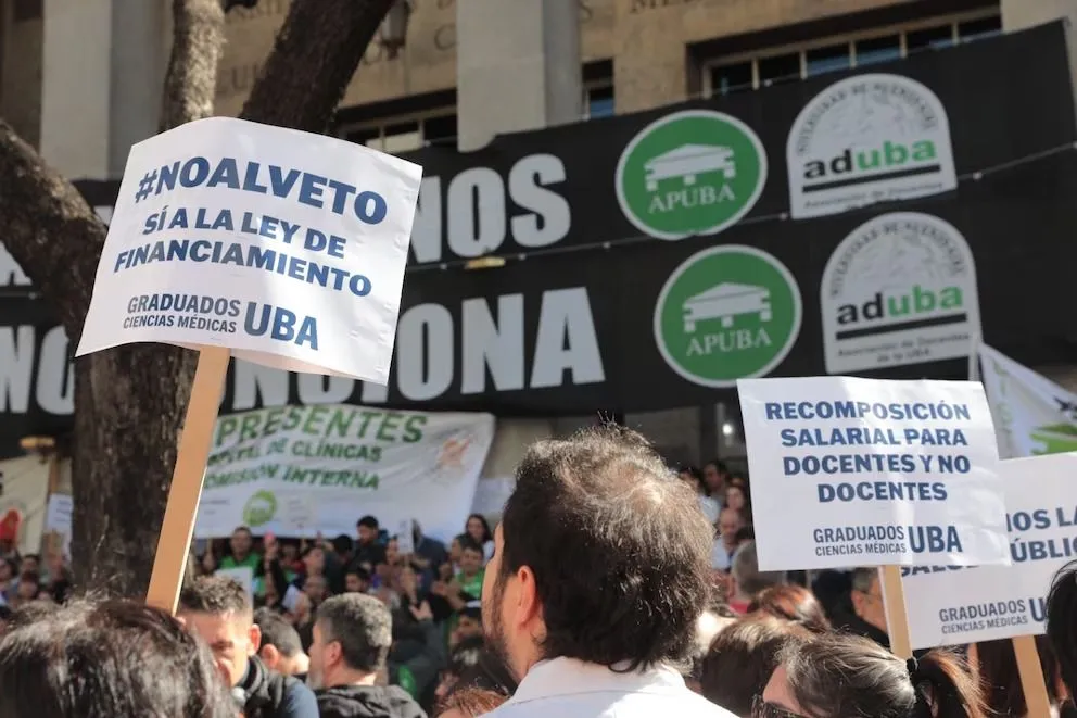Los docentes universitarios convocaron a un paro en rechazo al veto de Milei a la ley de financiamiento.