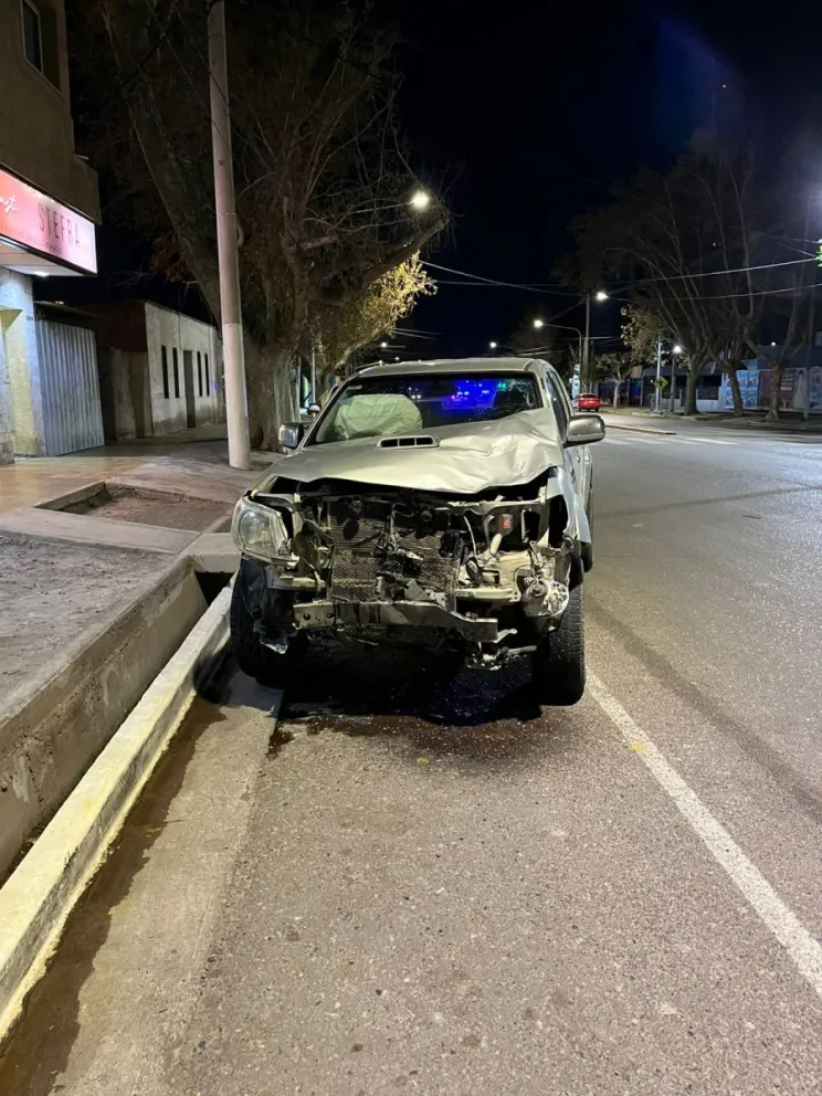 Un motociclista chocó con una camioneta y fue trasladado de urgencia en estado inconsciente.