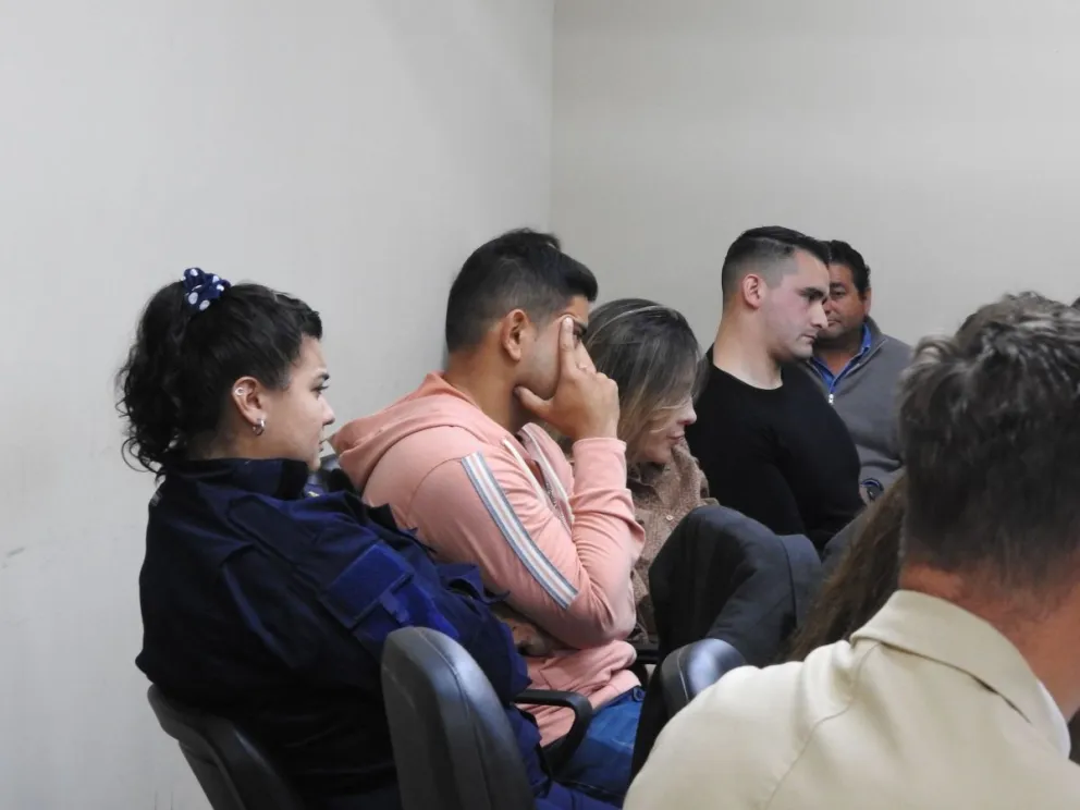 De izquierda a derecha, la oficial Emilse Pantano (con su uniforme de Policía), el cabo Maximiliano Riveros (de naranja); y el agente Matías Durán (de negro). Foto: 0264Noticias.  