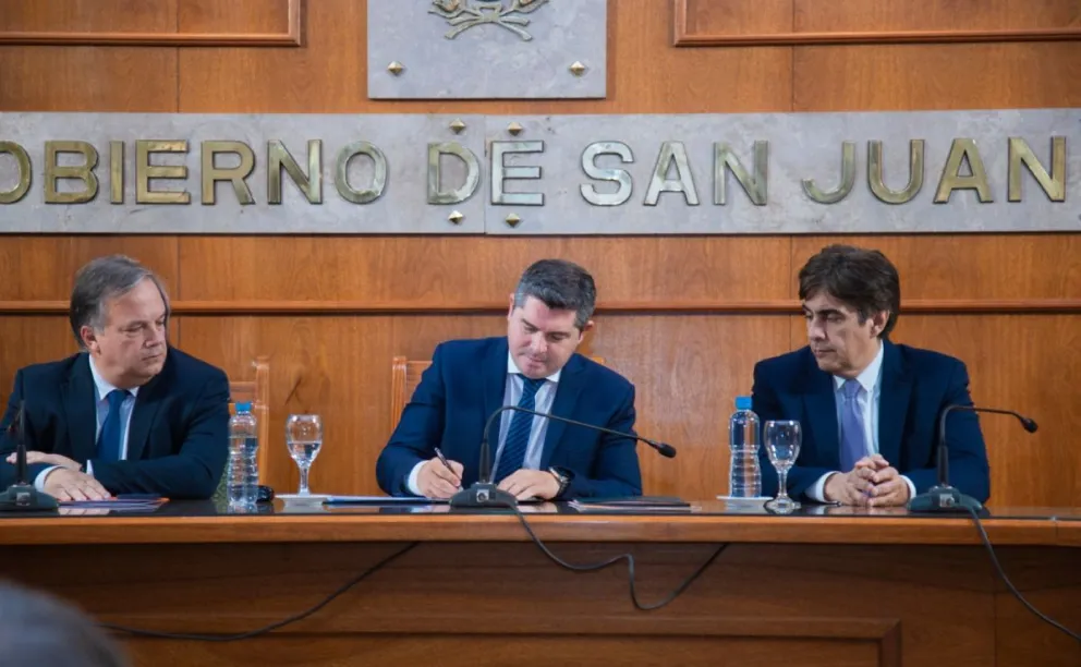 Bajo la lupa. El gobernador Orrego y el ministro de Economía, Roberto Gutiérrez, al igual que el de Infraestructura, Fernando Perea, mirarán en detalle el presupuesto nacional.