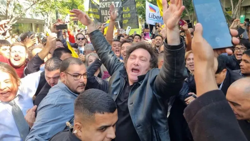 Javier Milei durante su recorrida por la peatonal sanjuanina en una visita de campaña. 