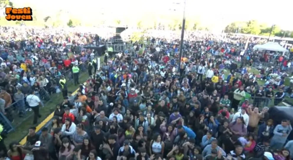 Con música, juegos y deportes, miles de jóvenes celebran la primavera en el Parque de Mayo.