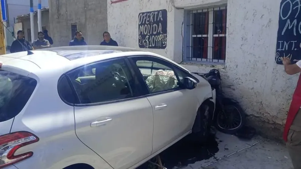 Choque en Pocito: un auto destruyó una moto y la pared de un comercio.