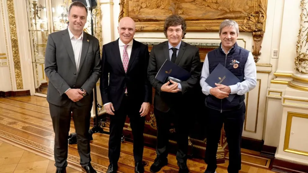 El presidente Javier Milei con parte de su equipo antes de presentar el Presupuesto 2026 en cadena nacional. 
