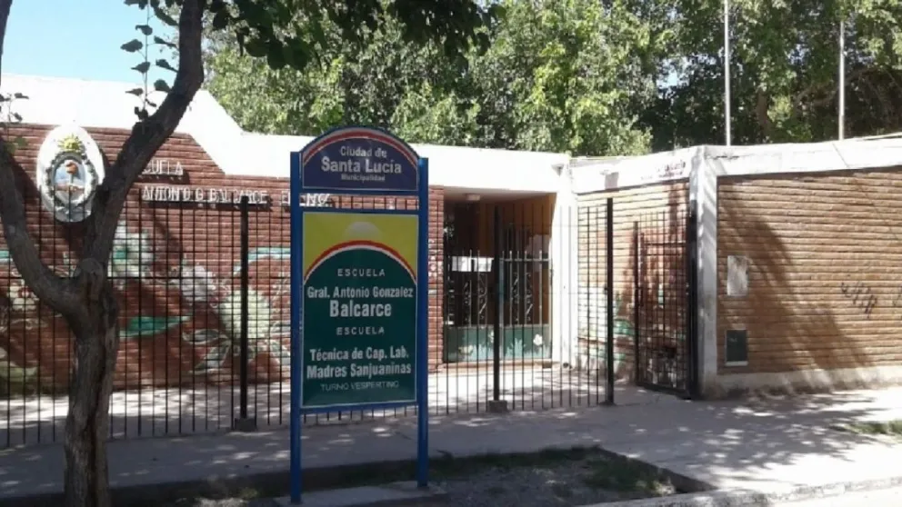 Desalojaron una escuela en Santa Lucía tras una amenaza de bomba. 