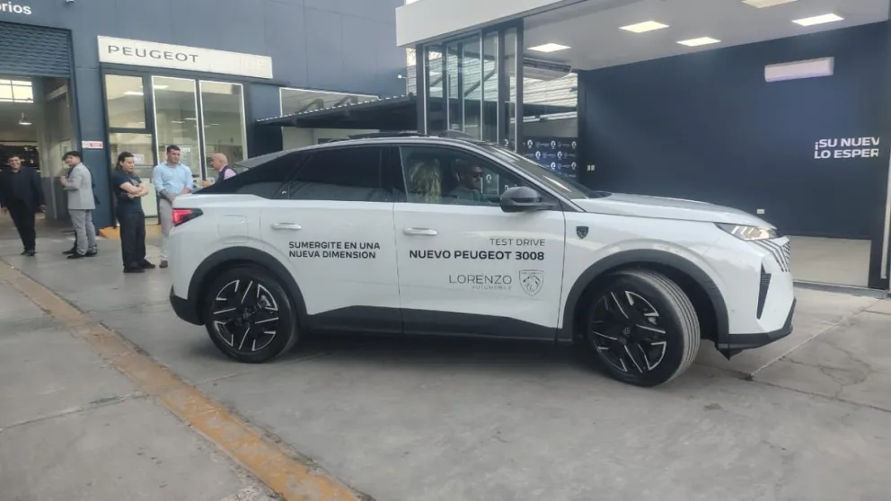 Oportunidad. Los interesados sanjuaninos pudieron subirse al Peugeot 3008 y disfrutar de sus cualidades de última generación.