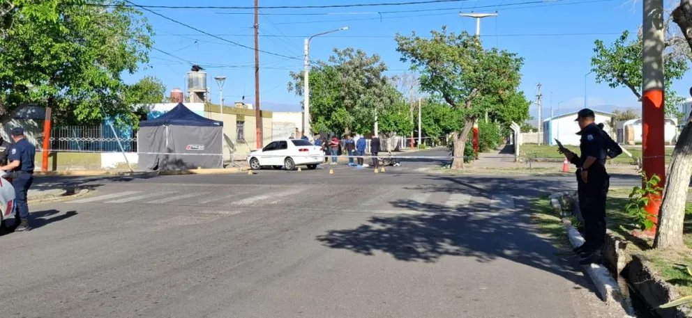 Identificaron al motociclista muerto y revelaron que el conductor del auto no respetó un cartel de "Pare". 