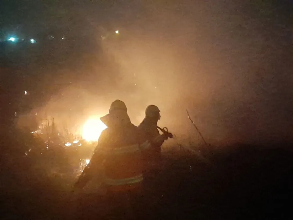 Bomberos Voluntarios de Pocito sofocando las llamas. 
