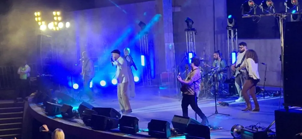 El artista se presentó anoche en San Juan en medio de las críticas. 