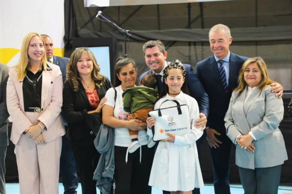 Entregaron netbooks a estudiantes de escuelas primarias de Pocito. 