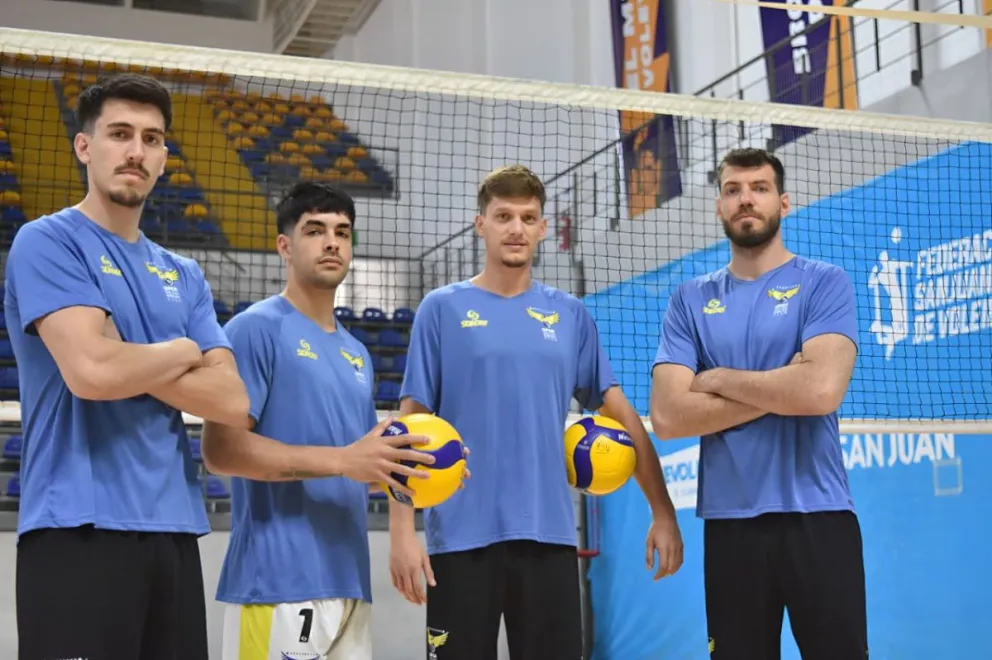 De izquierda a derecha: Salazar, Quiroga, Franetovich y Matheus Alejandro, los nuevos refuerzos de UPCN Vóley.