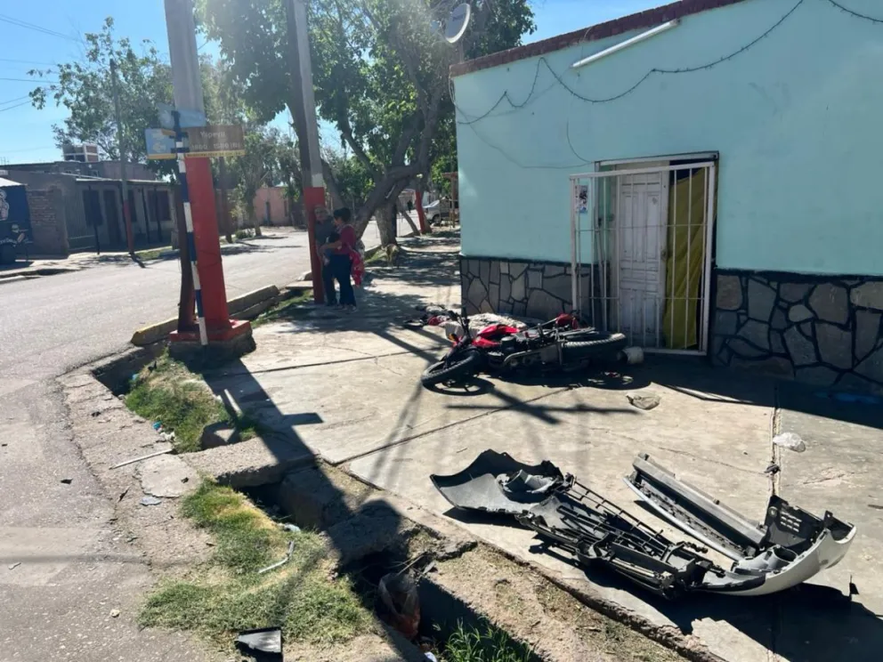 Un motociclista terminó en la puerta de una casa tras chocar contra un auto en Chimbas. 
