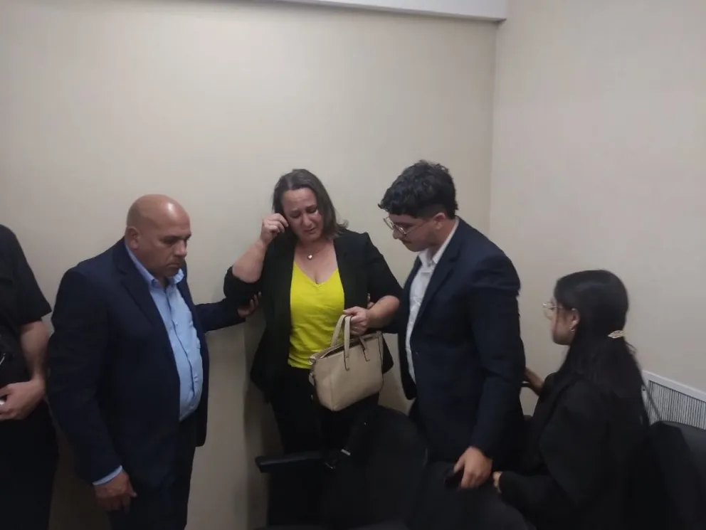 En el medio, con blusa amarilla, la mamá de Julieta Viñales. Foto 0264Noticias.