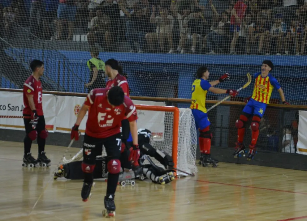 De fondo los jugadores de Valenciano festejando un gol ante San Jorge.