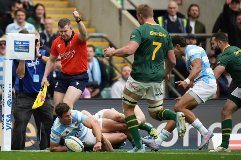 Bautista Delguy anota el primer try del partido para los Pumas.