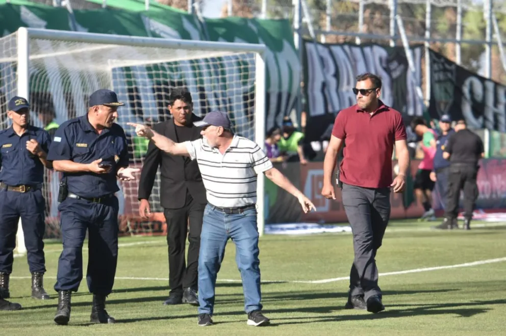 Durante el encuentro ante Instituto, en el Hilario, un grupo de hinchas se trepó al alambrado e intentó ingresar a la cancha. 