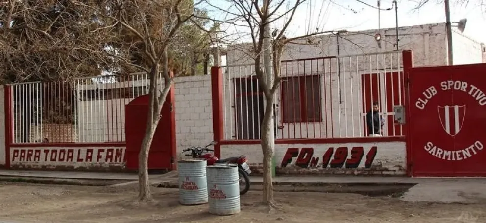 Un hombre perdió un ojo y un niño resultó herido al acercarse a una bomba de estruendo en un partido de fútbol en Zonda. 