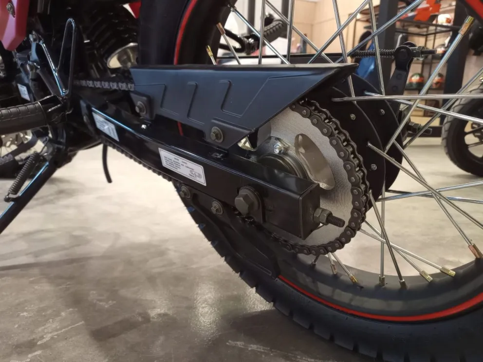 Un niño perdió dos dedos al meter la mano en la cadena de una moto.