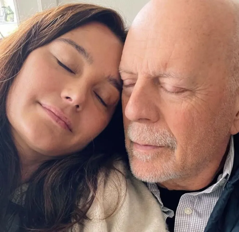 La esposa de Bruce Willis compartió una foto íntima junto al actor con un detalle que preocupó a los fans.