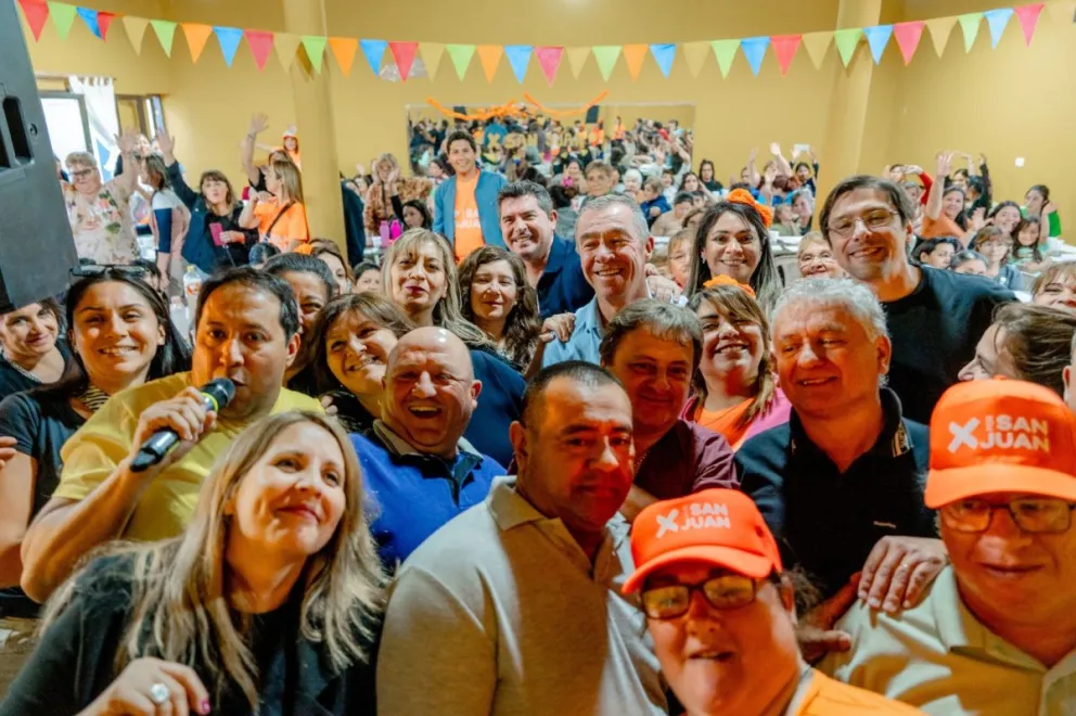 En Albardón. Orrego, los candidatos Fabián Martín y Federico Rizo, junto a los dirigentes albardoneros en una actividad de campaña del domingo.