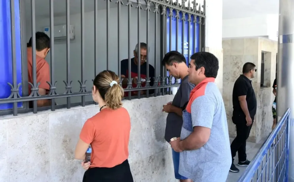 El público comprando las entradas para el TC2000 y el Zonal Cuyano, competencias que se disputarán este fin de semana en el mítico Autódromo “El Zonda” Eduardo Copello.