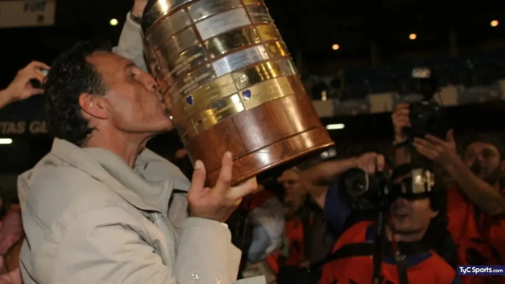 Gloria eterna. Miguel Russo, DT de Boca en su primera gestión, besa la Copa Libertadores en el 2007.