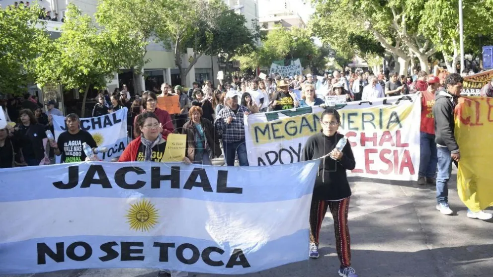 Protesta. Ciudadanos jachalleros marcaron su rechazo a la minería en la provincia por temor a la contaminación que se podía producir en el agua de diversos ríos provinciales de la zona.