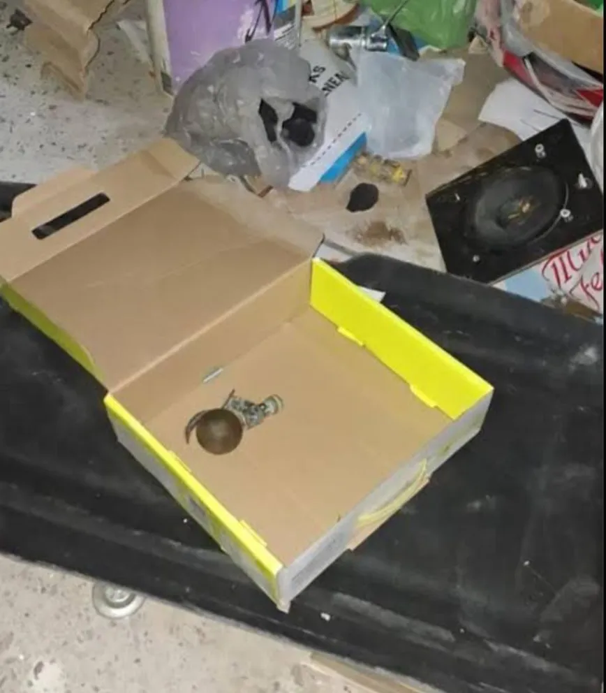 La granada encontrada en una caja.