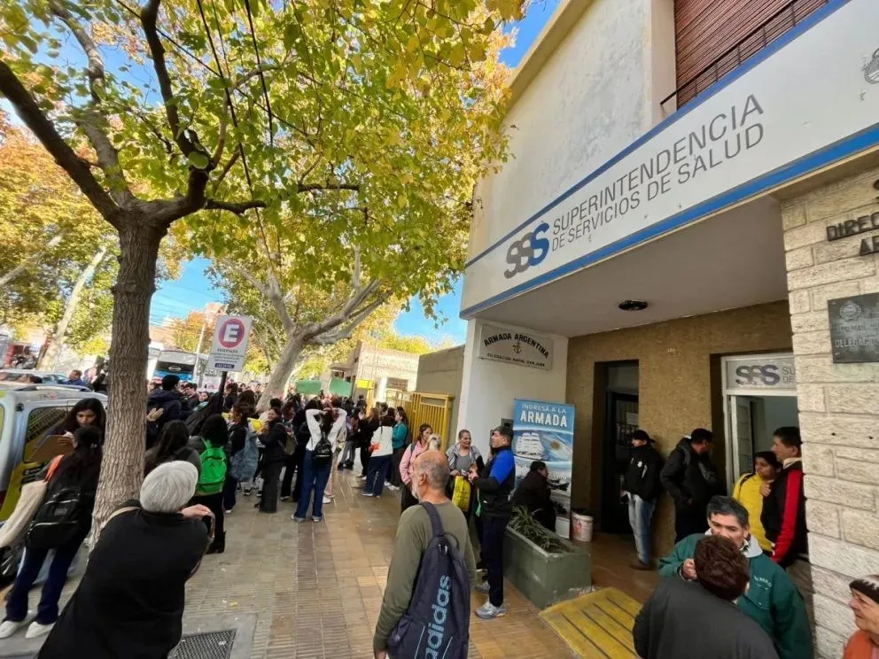 En San Juan hubo larga fila de reclamos por la auditoría que realizó ANDIS por las pensiones por invalidez. 