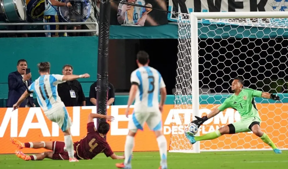 Final del primer tiempo: Argentina le gana 1-0 a Venezuela con gol de Lo Celso. 