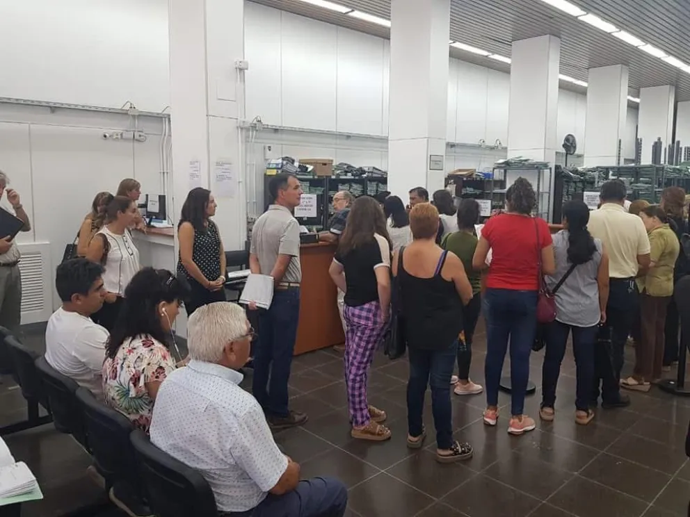 En el Anexo Mitre se suelen ver largas colas de abogados y personas realizando trámites. 